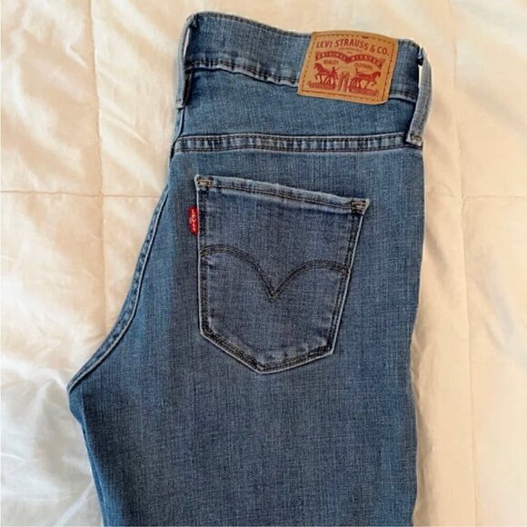 Brand New 311 Shaping Skinny Mid Rise Capri Jeans | Light to Medium Indigo Wash - Picture 4 of 8